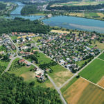 Die Geschichte der mittelalterlichen Grosspfarrei Leuggern, in deren Mittelpunkt die Kirche Peter und Paul steht, geht weit ins Hochmittelalter zurück. Im Jahr 1231 erfolgte die Gründung der Gemeinde auf den Namen "Luitgern". Heute ist die Gemeinde Leuggern ein Dorf mit 8 Ortsteilen, rund 2000 Einwohnern und einer bunt gemischten Dorfgemeinschaft.