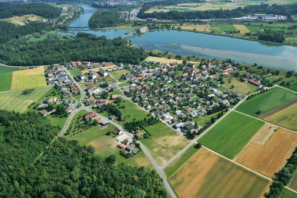 Die Geschichte der mittelalterlichen Grosspfarrei Leuggern, in deren Mittelpunkt die Kirche Peter und Paul steht, geht weit ins Hochmittelalter zurück. Im Jahr 1231 erfolgte die Gründung der Gemeinde auf den Namen "Luitgern". Heute ist die Gemeinde Leuggern ein Dorf mit 8 Ortsteilen, rund 2000 Einwohnern und einer bunt gemischten Dorfgemeinschaft.