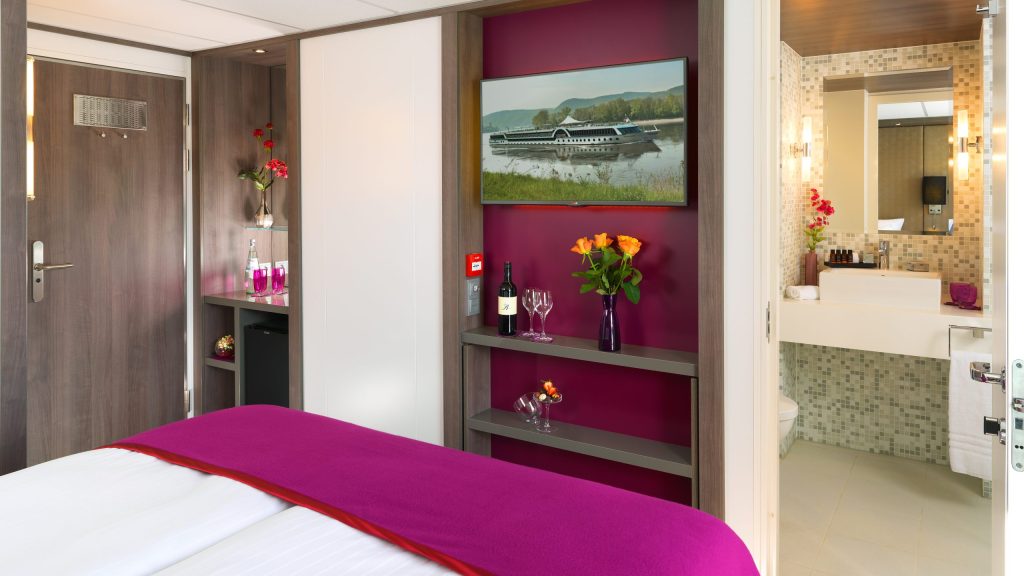 02-AMADEUS-Silver-II_Cabin-02-1-scaled