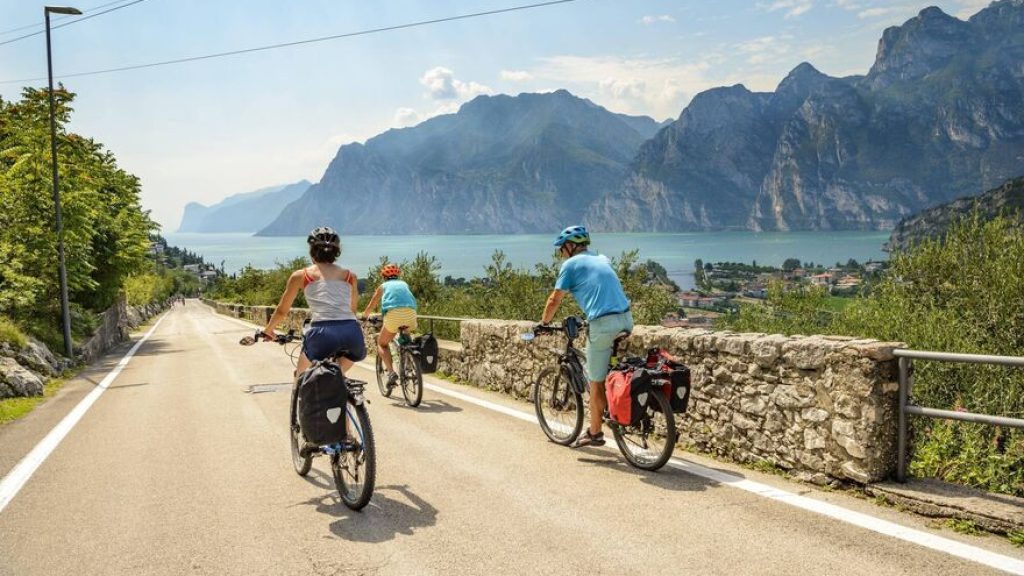 Fahrradfahrer auf der Via Europa, Radtour, Alpenüberquerung, Via Claudia Augusta, Blick auf Turbel, Torbole, Gardasee, Trentino, Italien, Europa *** Cyclist on the Via Europa Cycle tour Alpine crossing Via Claudia Augusta View of Turbel Torbole Lake Garda Trentino Italy Europe Copyright: imageBROKER/ValentinxWolf ibxvfw04780361.jpg Bitte beachten Sie die gesetzlichen Bestimmungen des deutschen Urheberrechtes hinsichtlich der Namensnennung des Fotografen im direkten Umfeld der Veröffentlichung!