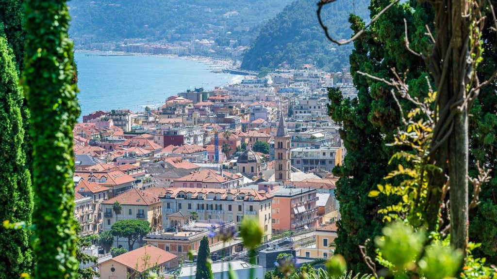 38994294-aussicht-auf-die-stadt-alassio-2J7a