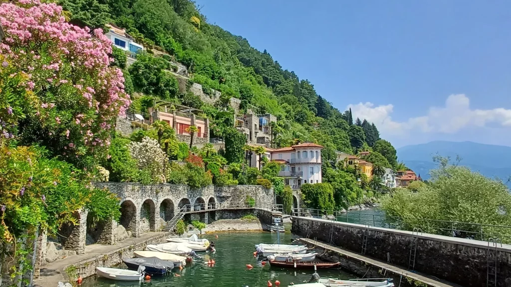 395_italien-piemont-lago-maggiore-cannero-alter-hafenclars-baeumer_erweiterte-lizenz_copyright