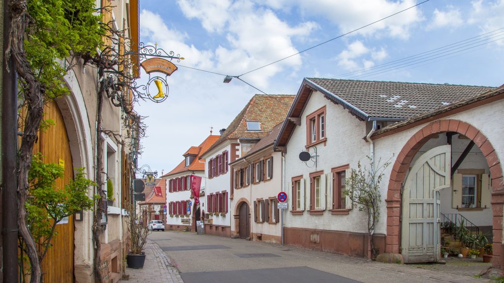 78095492 - theresienstraße in rhodt district suedliche weinstraße rheinland pfalz germany