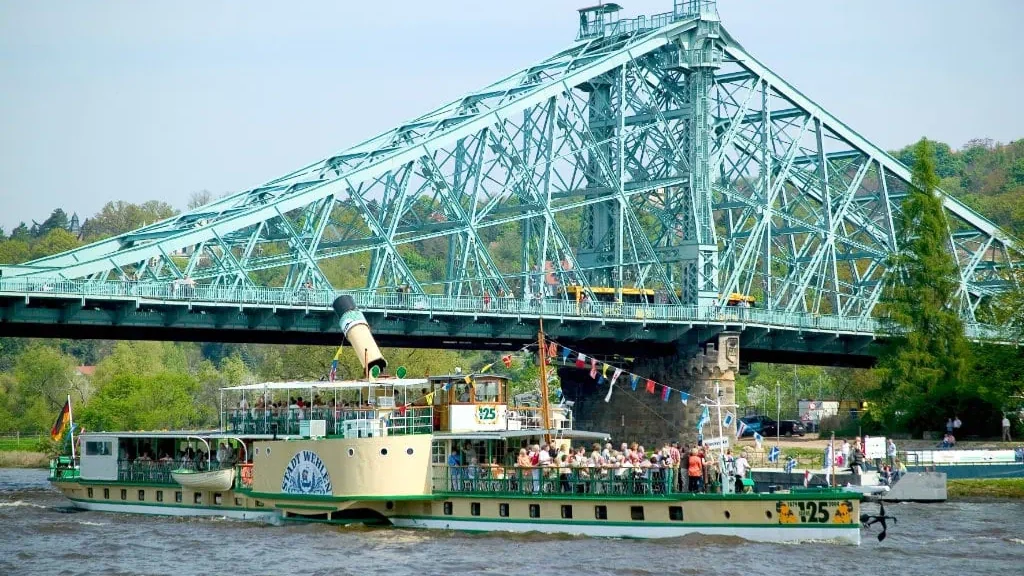 Dresden-Saechsische-Dampfschifffahrt-Dampfer-Wehlen-Blaues-Wunder