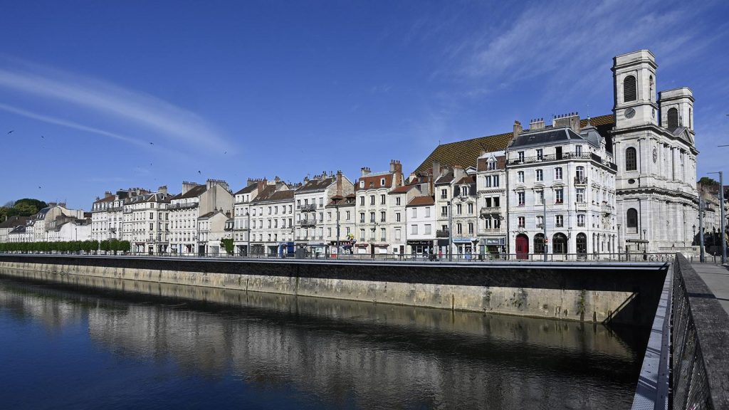 Blick über den Doubs auf das Battant-Viertel. Foto: Hilke Maunder
