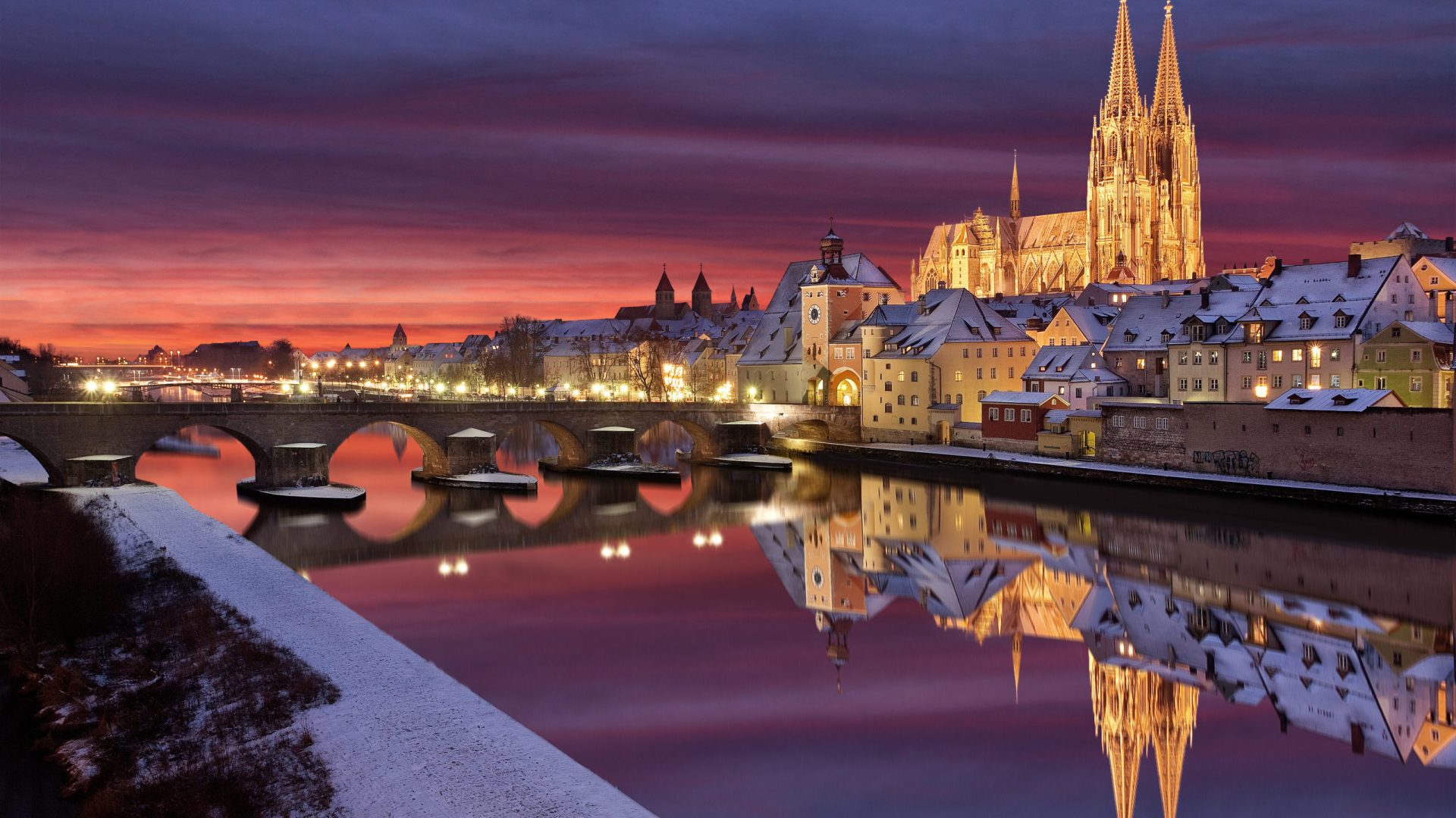 Regensburg im Winter bei Nacht zur blauen Stunde