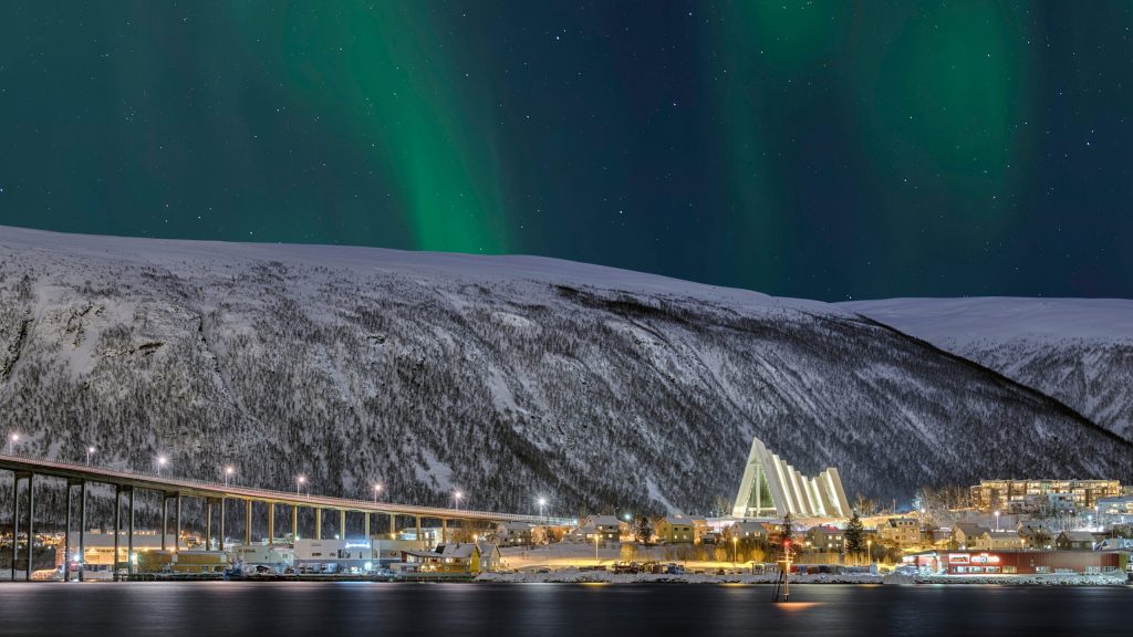 Norwegen Tromso Eisbergkathedrale Nordlicht
