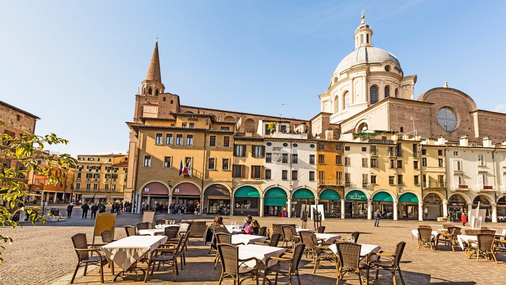Piazza-delle-Erbe-und-Palazzo-della-Ragione-Mantua-1024x683