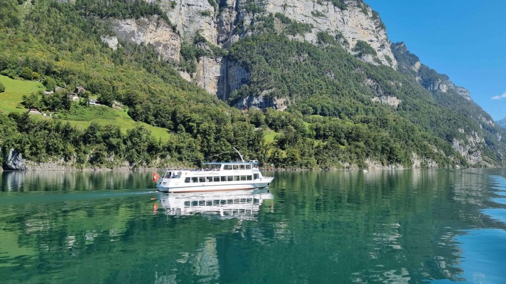Quinten-MS-vor-Seerenbachfälle-türkis-Walensee-Schiff-1ckdeykn0006d86