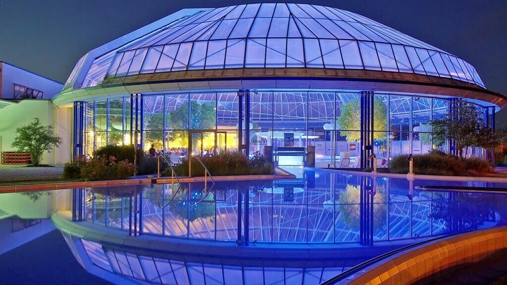Thermen-und-Saunen-Schwaben-Therme-Aulendorf-bei-Nacht-Aussenbereich-Aulendorf