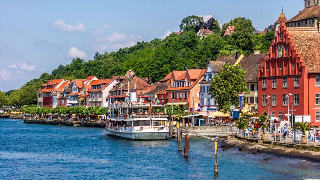 Seepromenade mit Ausflugsschiff in Meersburg