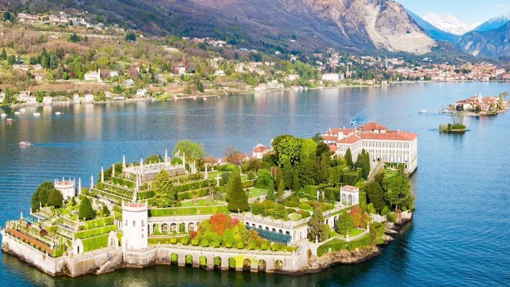 aufmacher_395_lago-maggiore-insel-vogelperspektive-isola-bella-stresa-italien-csaiko3p-shutterstock_1834138426-erweiterte-lizenz_395_copyright