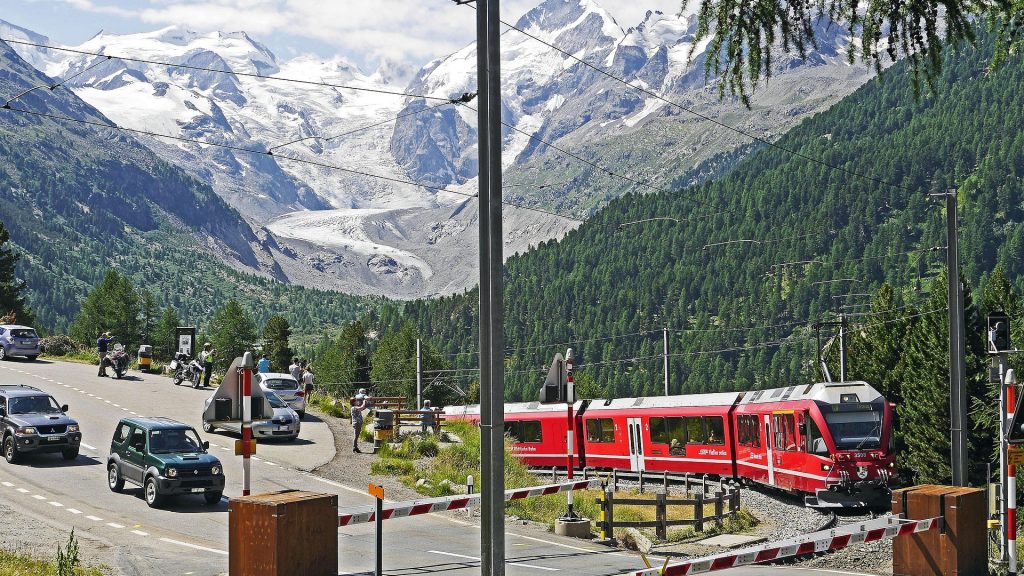 bernina-railway-1583176_1920