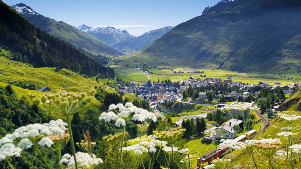 ferienregion-andermatt-sommer-aktivitaeten-in-eindrucksvoller-gebirgskulisse
