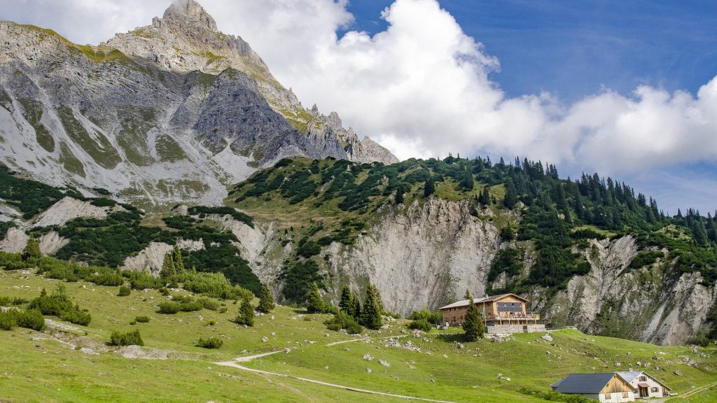 heinrich-hosts-hut-4044337_1920