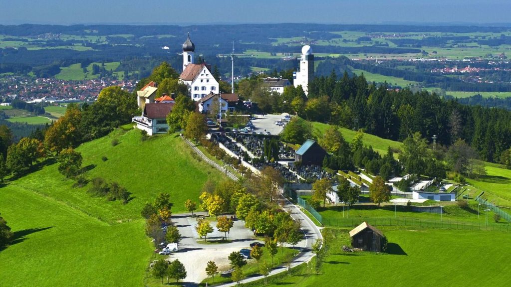 BRD:Landkreis Weilheim-Schongau: Blick vom Fernsehturm auf dem Hohen Peißenberg auf den Gipfel des Berges mit Wallfahrtskirche und Meteorologischem Observatorium.