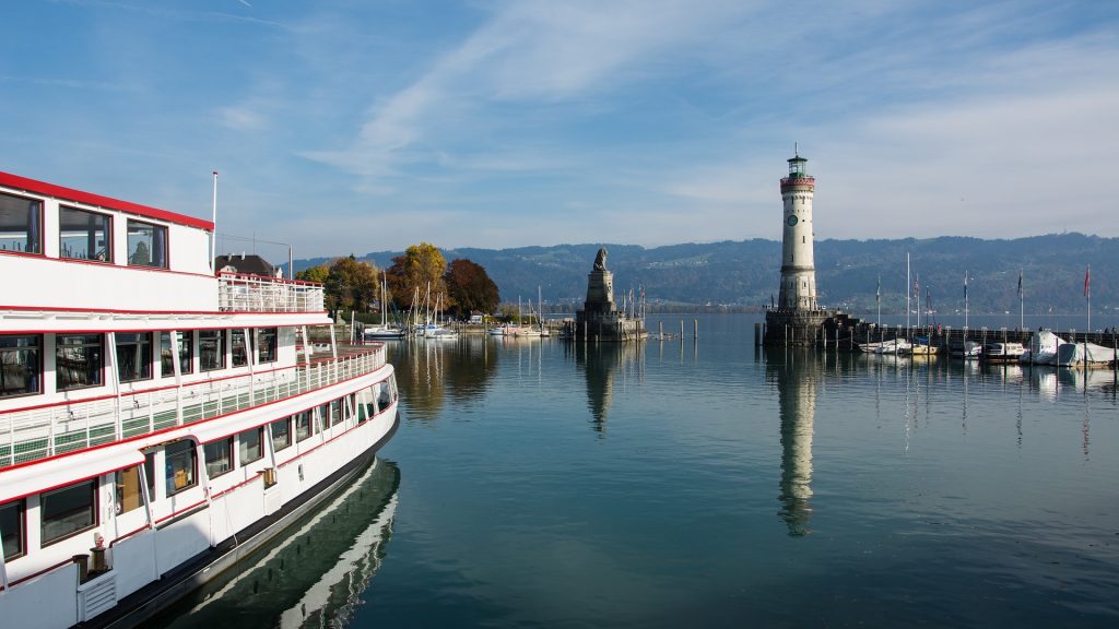 lighthouse-1009689_1920