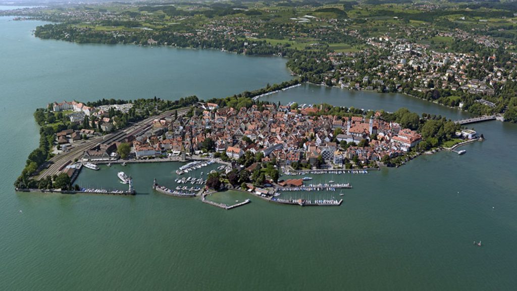 lindau_luftaufnahme_insel-hafeneinfahrt_urh_nuerberger-luftbild-hajo-dietz