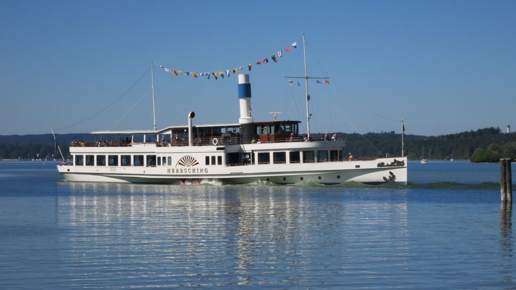 paddle-steamer-1137431