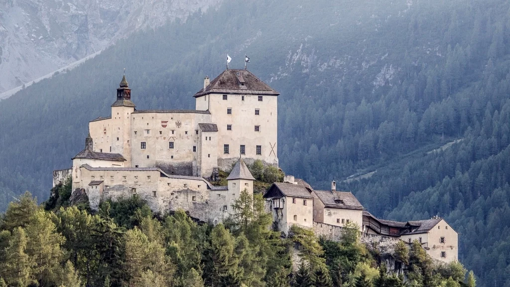 schloss-tarasp-sommer_0